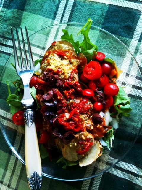 Spanish baked potato, verde sun dried tomatoes, onions, fresh tomatoes, vegan bacon bits, parma on arugula